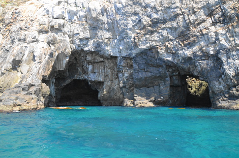 奥に光の入る二つ並んだ洞窟。船首も入るほどの大きさです