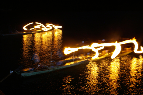 四万十川伝統の鮎の追い込み漁「火振り漁」