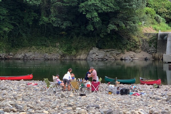 途中の川原でランチ