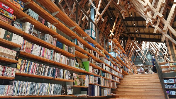 隈研吾設計の図書館の内部