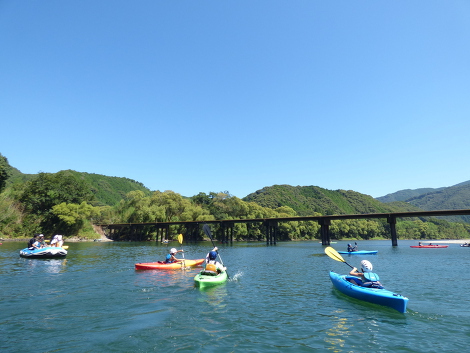四万十川をカヌーでのんびり川下り。自然の真っただ中 四万十川をカヌーでのんびり川下り。自然の真っただ中
