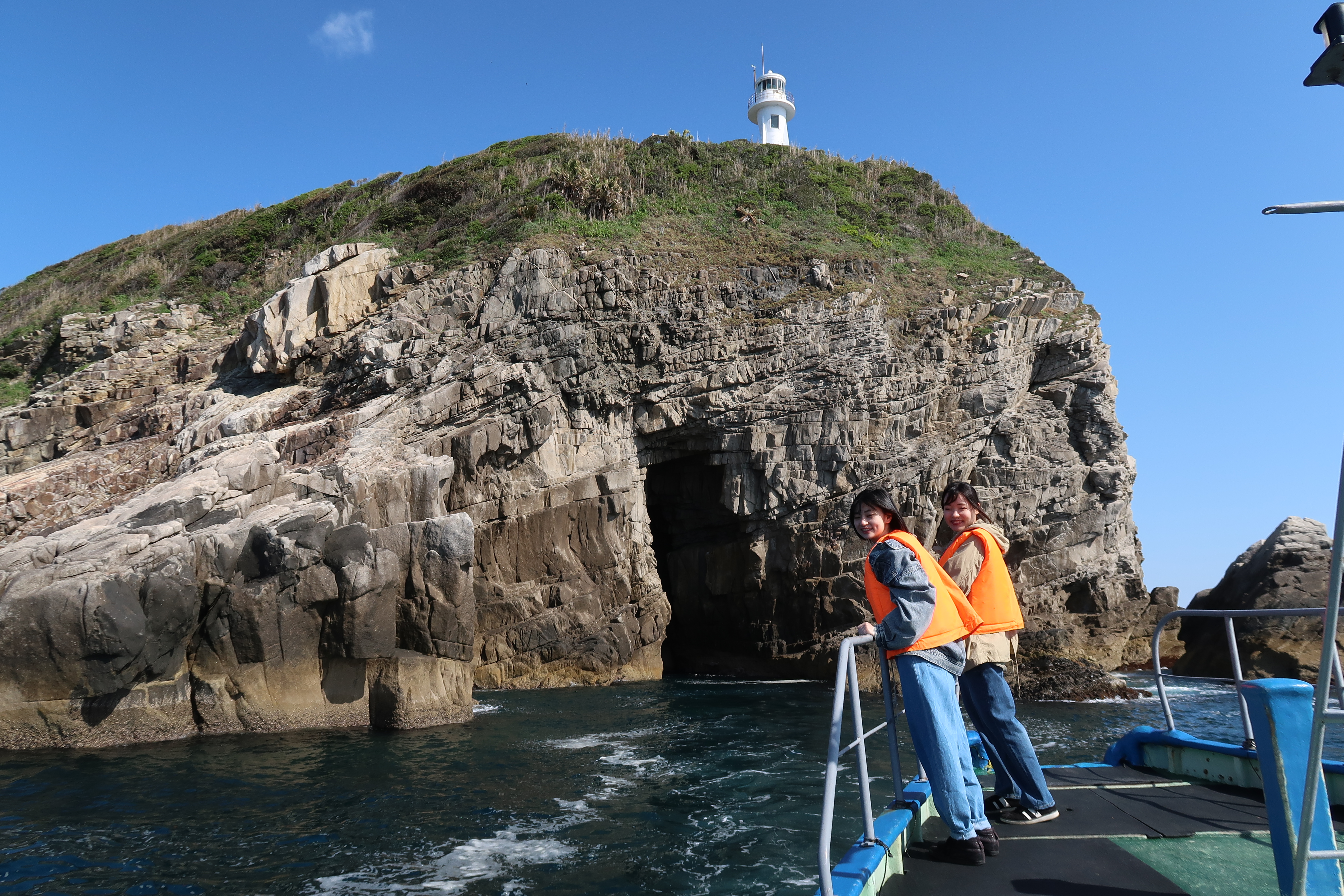 足摺岬の断崖を海から観光