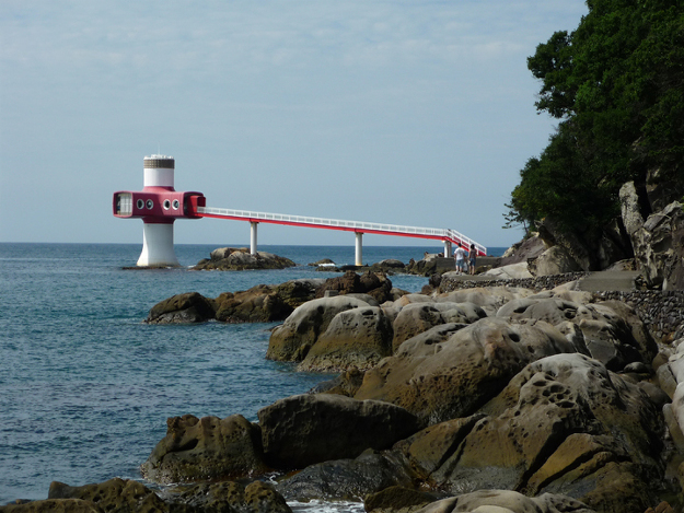 遊歩道と海底館