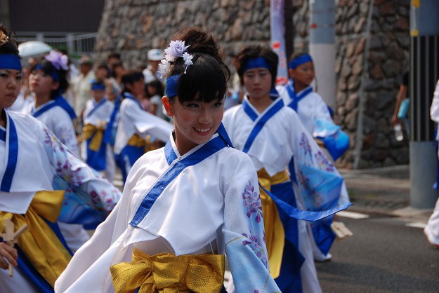 各チーム趣向を凝らした踊りと衣装