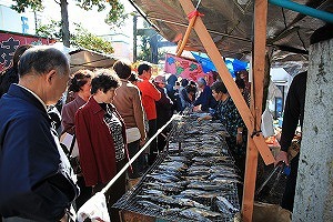 軒を連ねるたくさんの露店