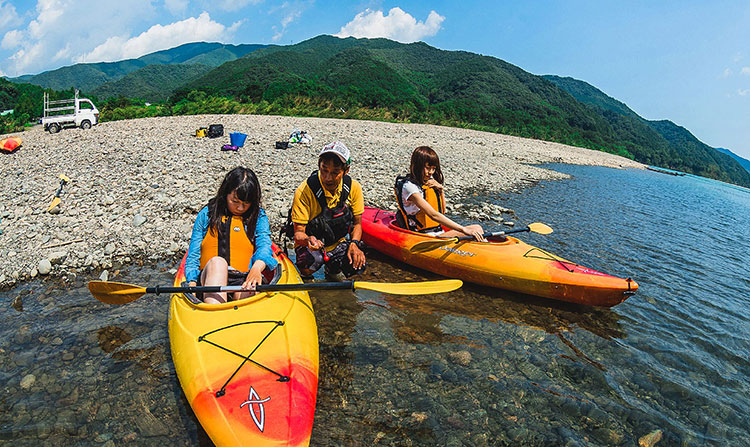 All kinds of ways to have fun with river play, canoeing, and camping! Shimanto River, a treasure trove of nature activities